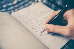checklist-hand-pen